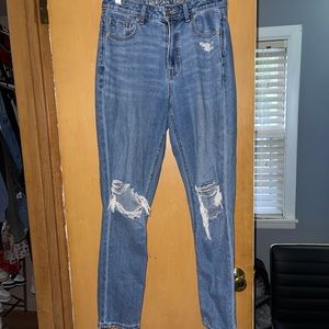 American Eagle Ripped knees Mom jeans
